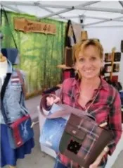 Andrea Kupper mit einer ihrer Taschen am Marktstand