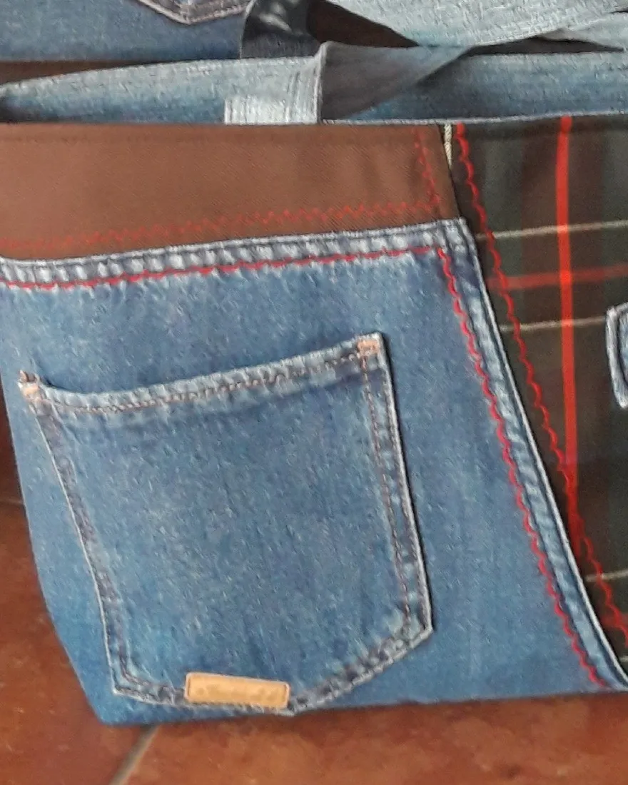 Detail: aufgesetzte Jeans-Hosentasche auf Karostoff
