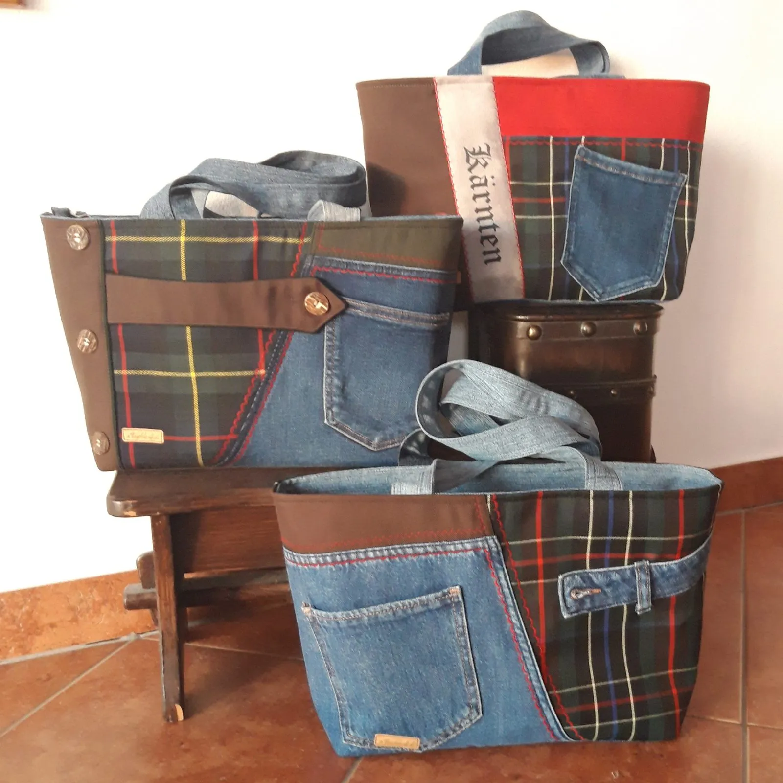 Taschen aus Jeans kombiniert mit Karostoff und aufgesetzten Hosentaschen
