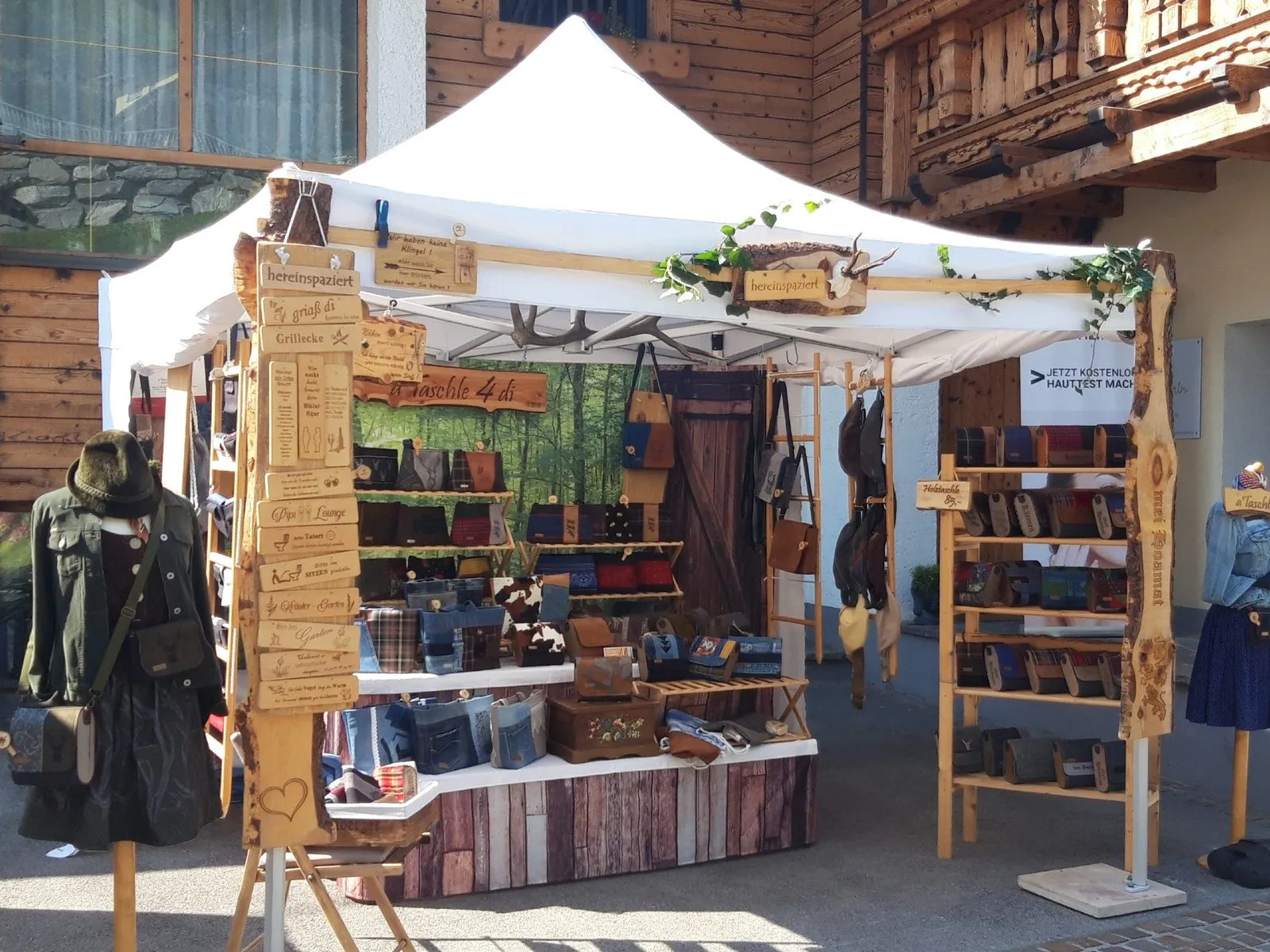 Der Marktstand von a Taschle 4 di mit vielen handgemachten Taschen